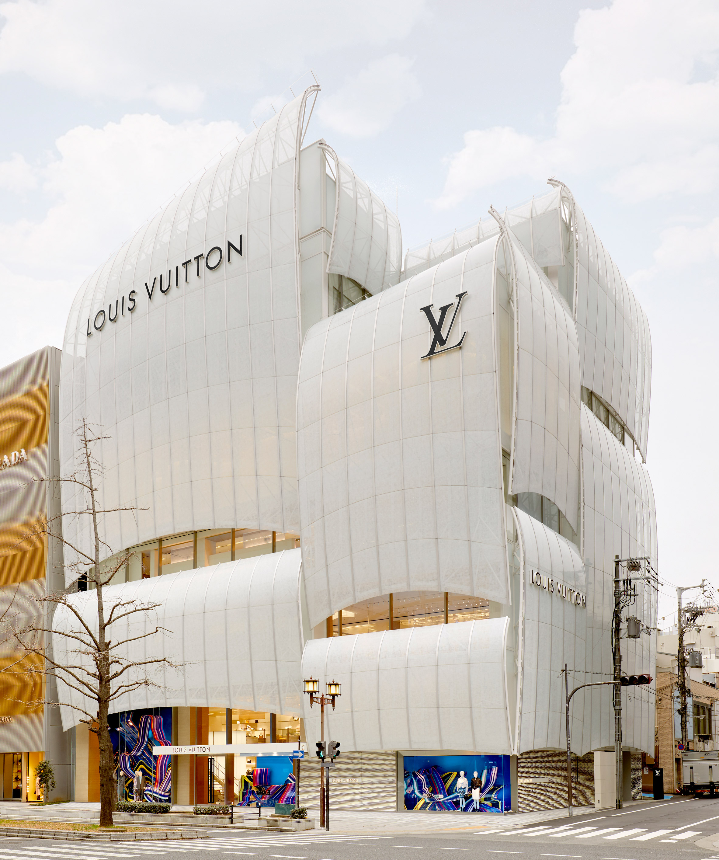 louis-vuitton-osaka-jun-aoki-peter-marino-architecture-retail-shops-japan_dezeen_2364_col_13.jpg